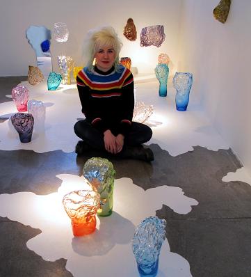 Ammy Olofsson bland sina glasobjekt.